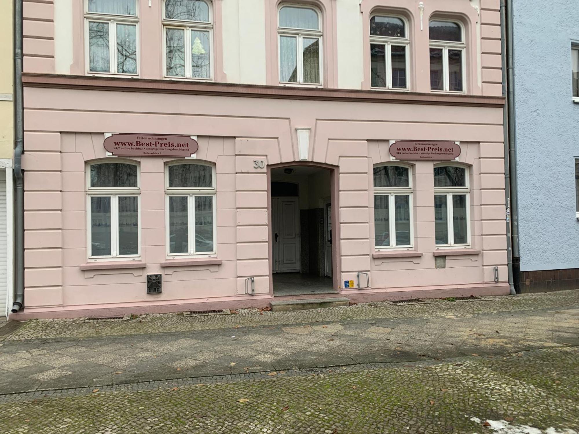 Best-Preis Fewo Rathausblick 2 - Zentrale Lage In Wittenberge - 2 Personen - Einzelzimmer - Vollausstattung - Wlan / Prime & Self-Check-In Luaran gambar